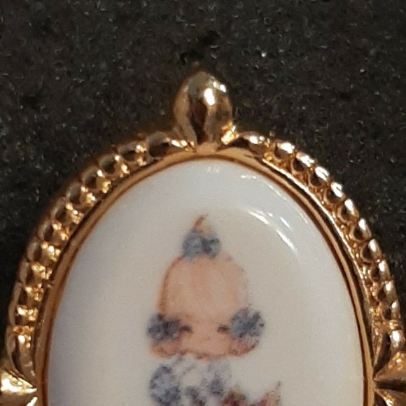 Precious Moments Pierced Earrings Vintage Avon 1999 Surgical Steel Posts Boxed - Picture 12 of 12